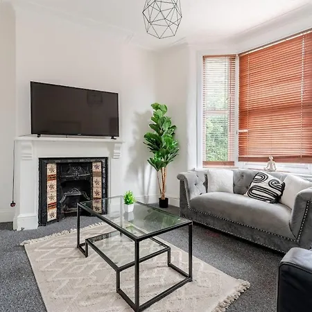 3-bedroom Contractor & Family House In * Bristol