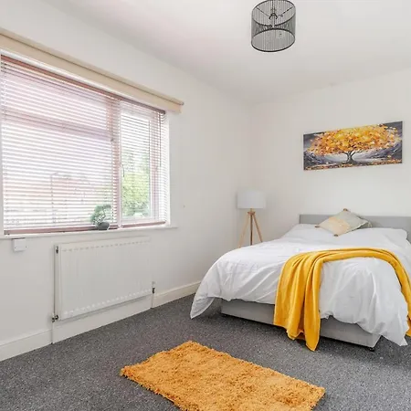 3-bedroom Contractor & Family House In * Bristol