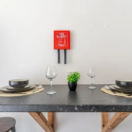 3-bedroom Contractor & Family House In * Bristol